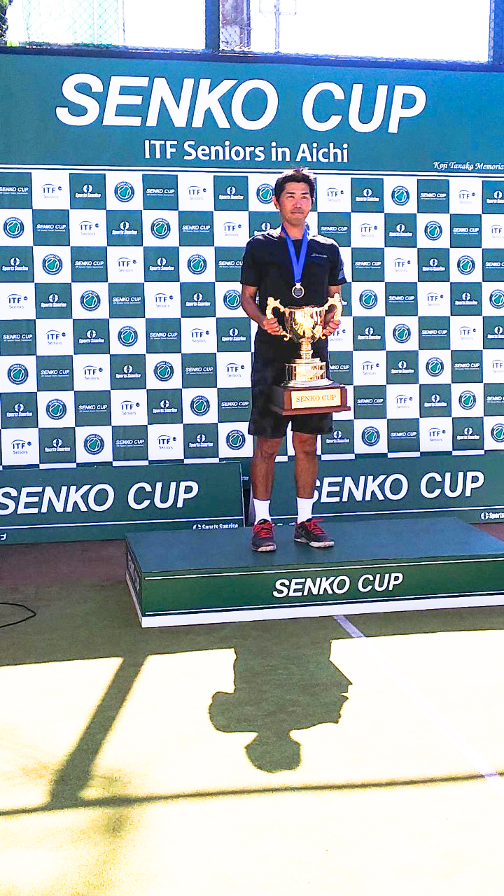 四日市大学 テニス部の長谷川 良コーチがitf 国際テニス連盟 の大会で優勝しました