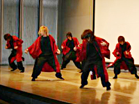 よさこいソーラン節を踊る日本人学生