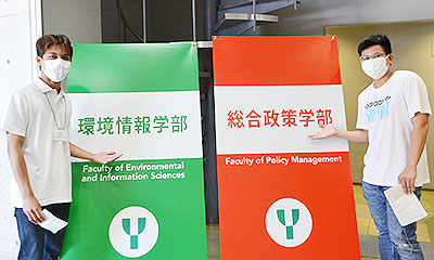 学部パネル紹介（左：環境情報学部ザカリア、右：総合政策学部ｳﾞｫ　ﾌｧﾝ　ｳﾞｧﾝ　ﾌｫｯｸ）