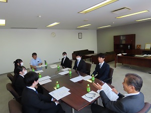 2025年度学長と副学長と特待生との座談会の様子